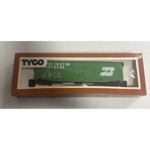 Tyco Train HO Scale Burlington Northern 50' Plug Door Green Box Car 339E Vintage